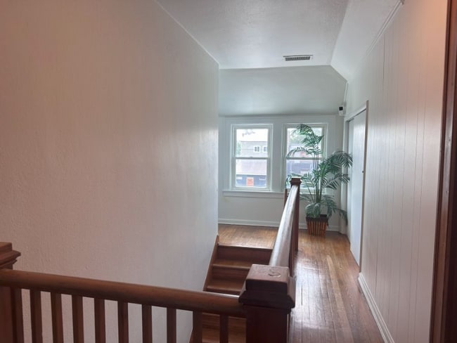 303 N Delphine Ave