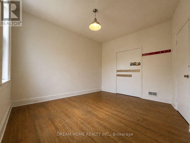 Photo - 107 Huron St