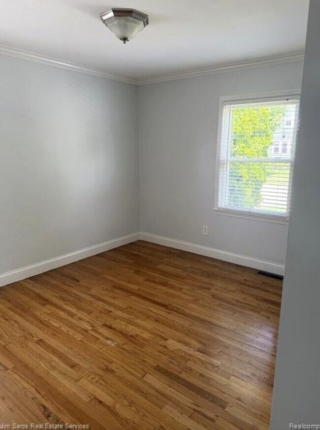 Photo - 1424 Chapin Ave