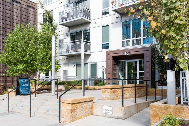 1800 Lake Apartments