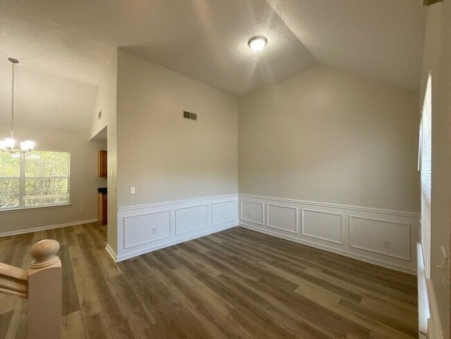 Photo - 3587 Oakshire Way SE