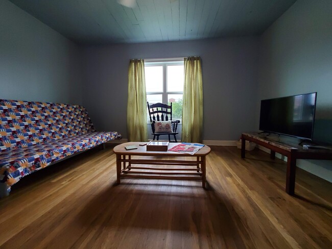 Living area with TV - 1621 6th St Casa Adosada