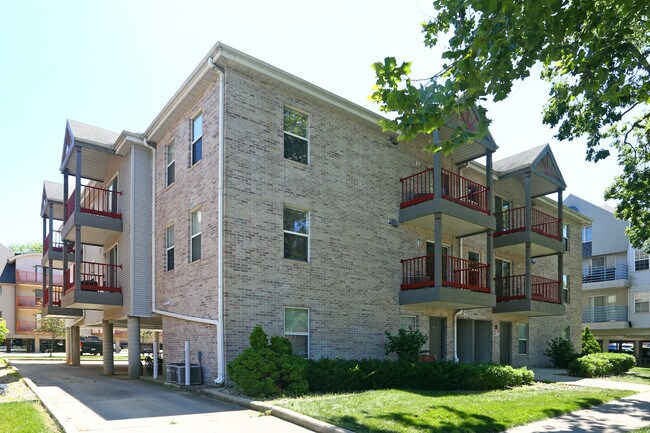 Smith Apartments 1004 South Locust For Rent In Champaign Il Forrent Com