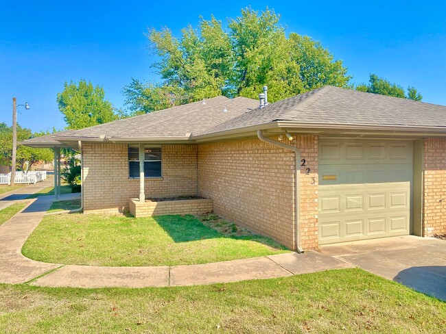 Cute 2 Bed Duplex in Downtown Edmond - Cute 2 Bed Duplex in Downtown Edmond House