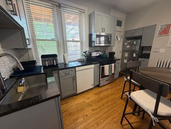 Photo - 721 W Roscoe St Unit 2