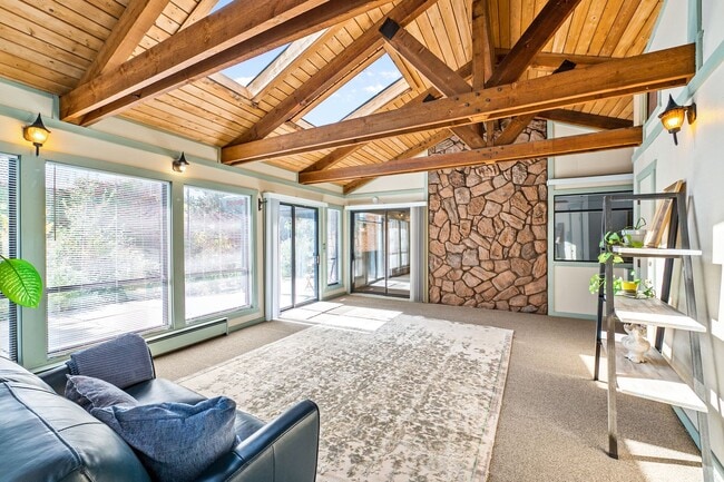 Building Photo - 44 Monroe St