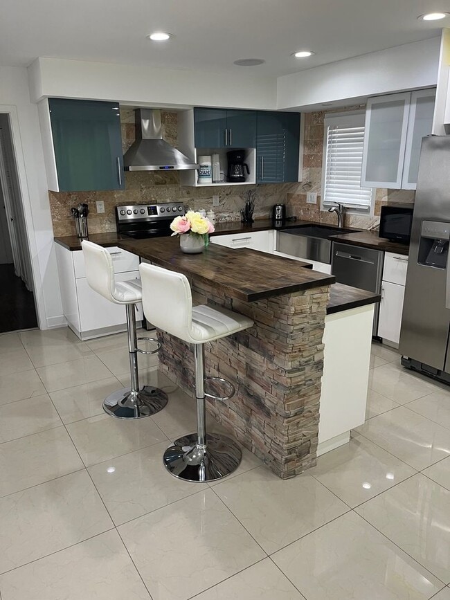 Building Photo - Three Pearls Unit B