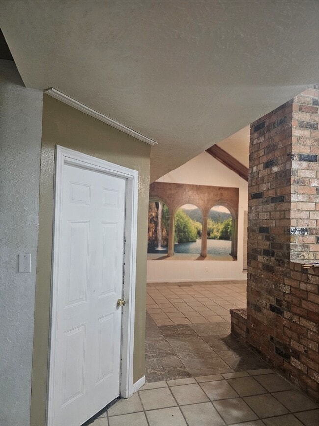 Building Photo - 4011 Alshire Dr