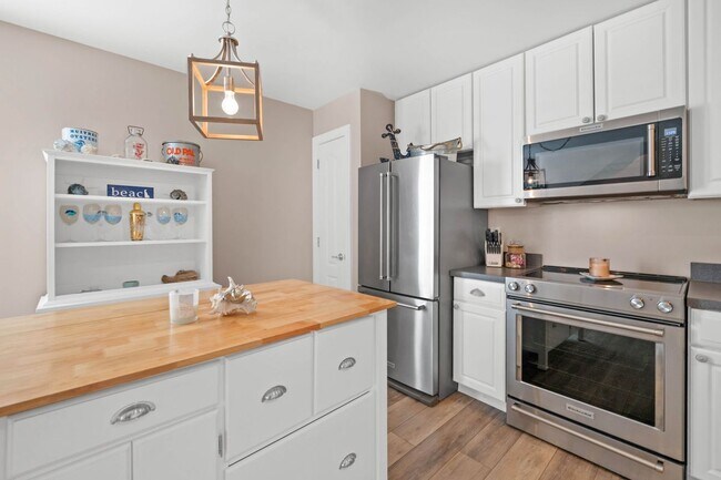 Photo - 17293 Queen Anne Way