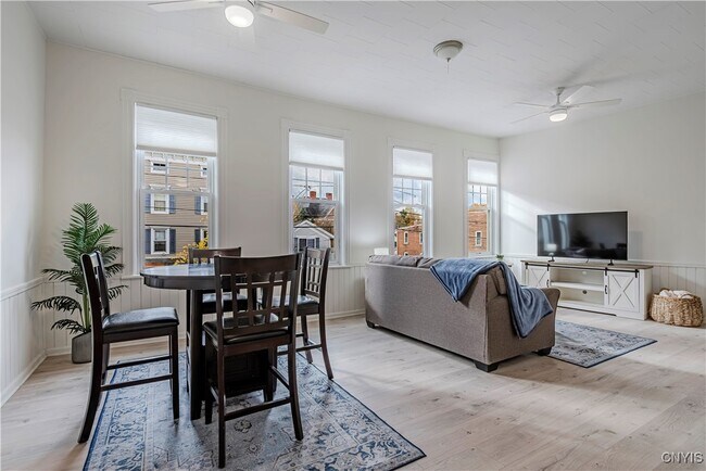 Photo - 16 College St