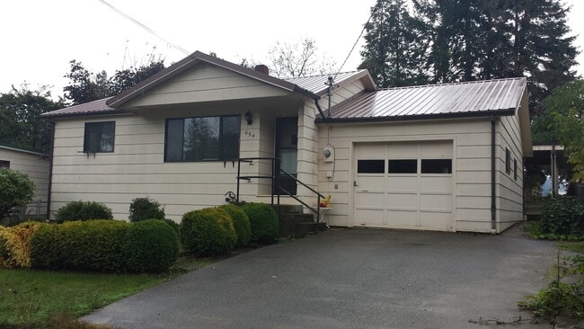 Photo - Nice 2 bedroom, 1 bath with yard.