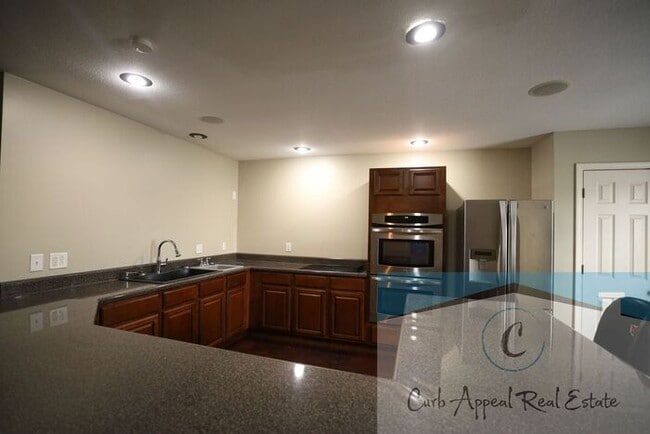 Photo - Internet included!! Spacious 1 bed /1 full bath apt - includes washer/dryer