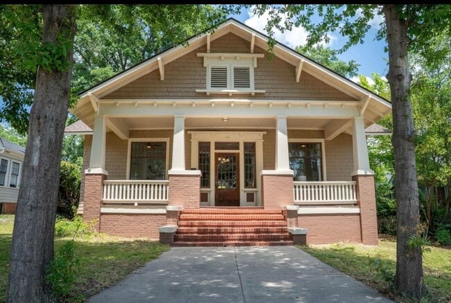 Building Photo - Historic Charm Meets Downtown Living!