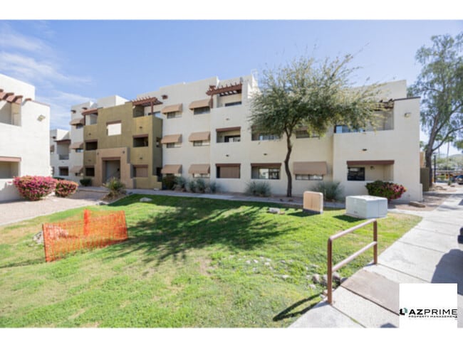 Building Photo - South Mountain Convenience in this Lovely 1/1 Phoenix Condo!
