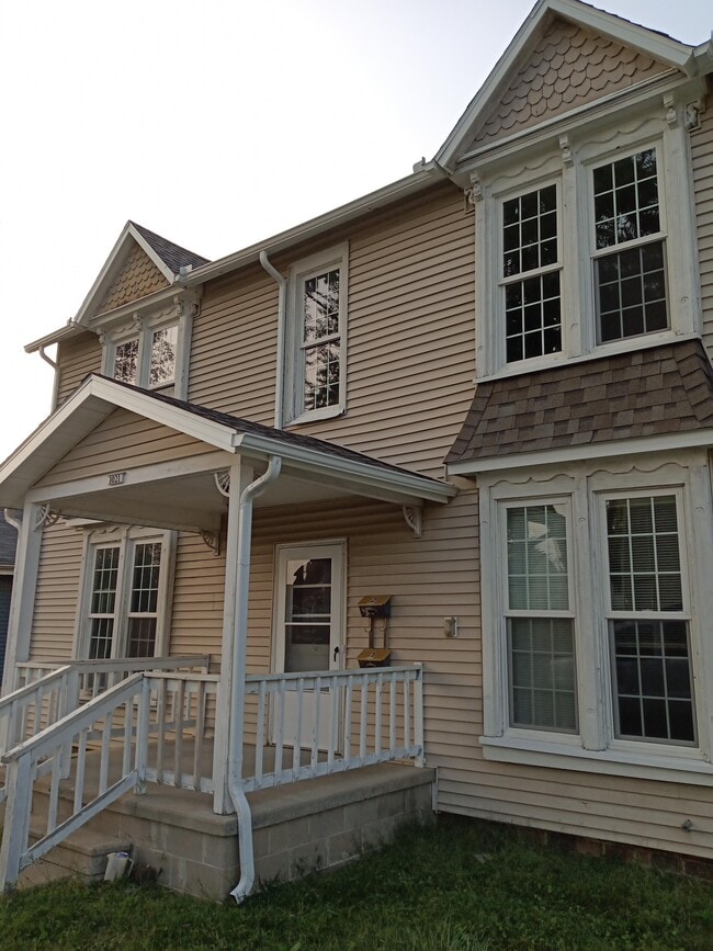 Building Photo - 1021 Adams Ave Unit Main Floor