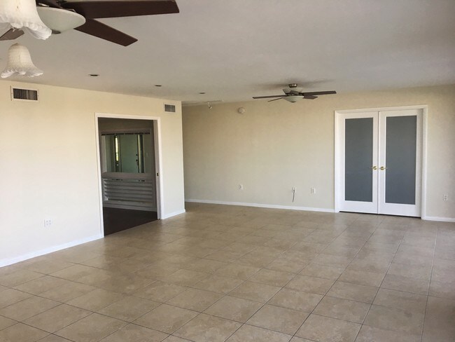 Living Room - 3100 NE 48th St Unidad 314