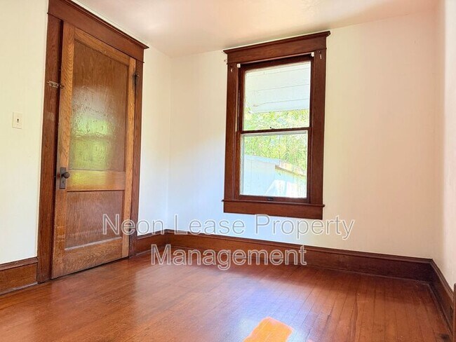 Photo - 303 E 6th St Unit B