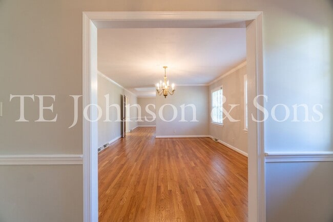 Photo - Spacious 5 Bedroom Home in the Heart of Sherwood Forest