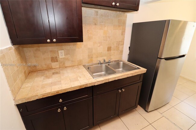Building Photo - 3960 NW 31st Terrace Unit 2