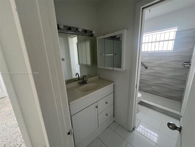 Photo - 887 W 29th St Unit 2