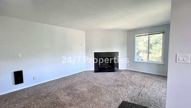 Photo - Upper Level 2 BD | 1 BA Apartment w/ Willamette River View - Oregon City Unit 8