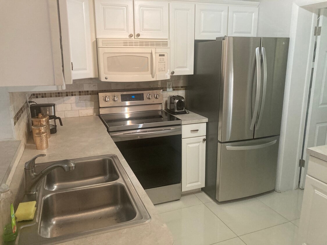 Photo - 1385 NE 32nd St (Oakland Park, FL)