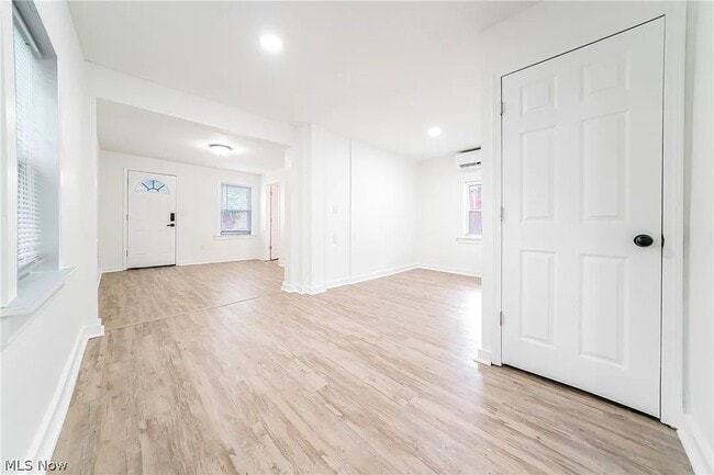 Photo - 2053 W 45th St