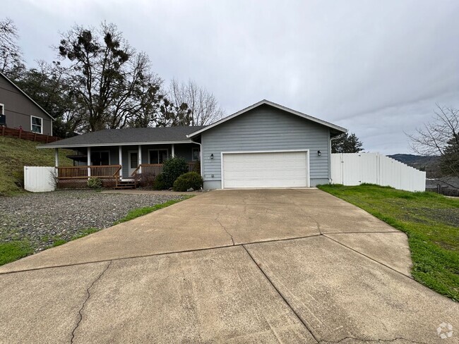 Building Photo - Green area 3 Bedroom 2 Bath with Garage Rental