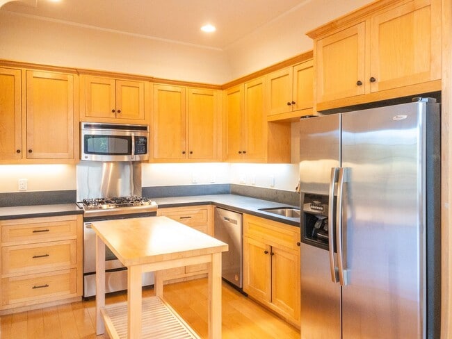 Building Photo - 2BR/1.5BA Townhome! Affordable Below Marke...