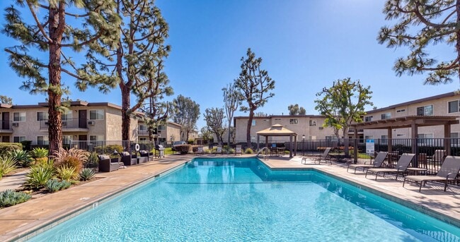 Building Photo - Los Arboles