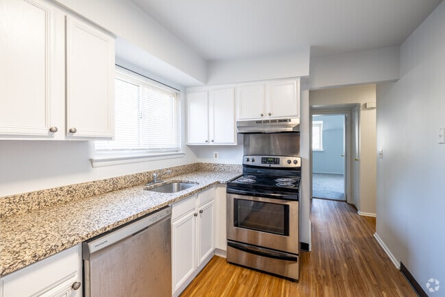 1BR, 1BA - 842SF - Corner - Kitchen
