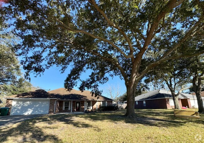 Building Photo - Comfortable 3-Bedroom Home with Pool Near ...