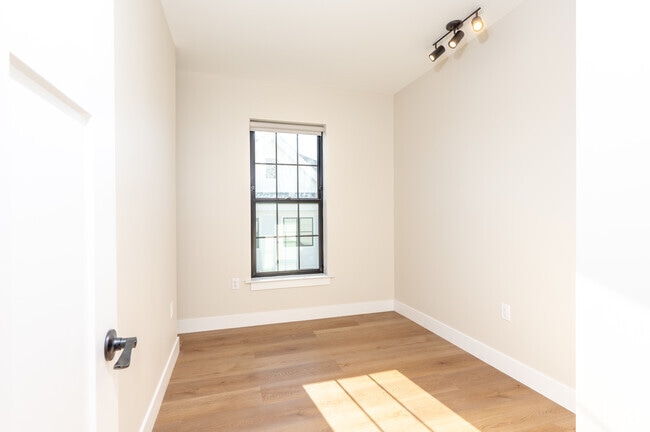 1BD, 1BA - 870SF - Den