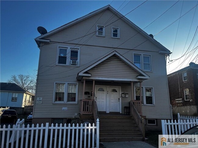 Building Photo - 186 Comstock St