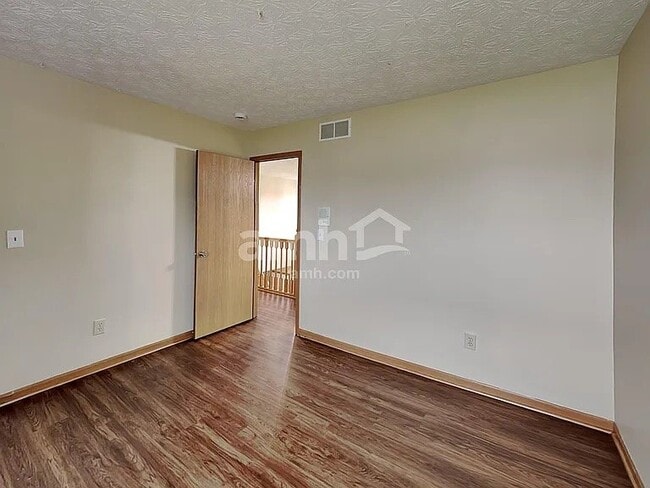 Photo - 452 Crestmoore Dr