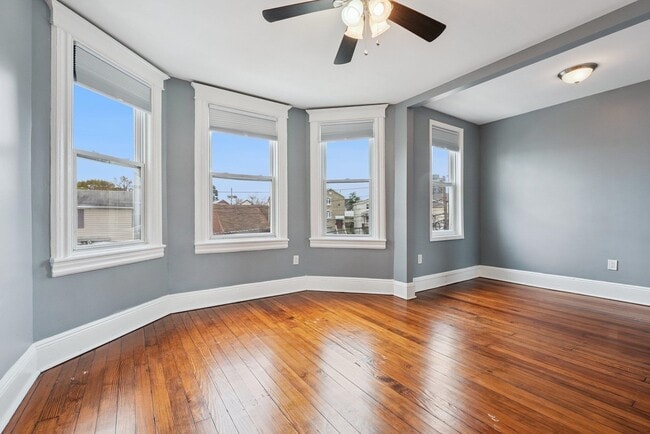 Building Photo - 41 E 48th St Unit 2