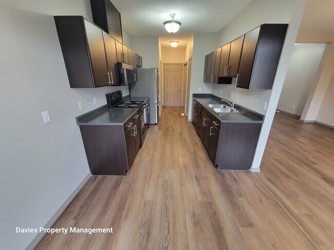 Photo - 735-785 85 St SW