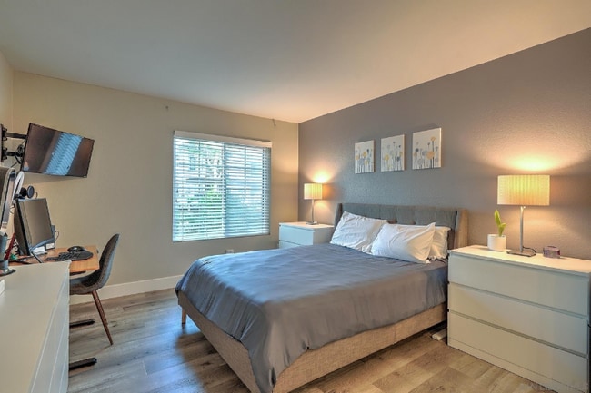 Building Photo - 10940 Summerdale Way