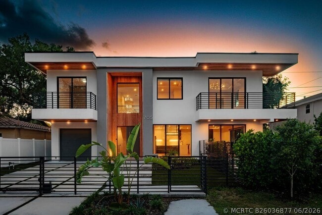 Building Photo - 705 SW 8th Terrace