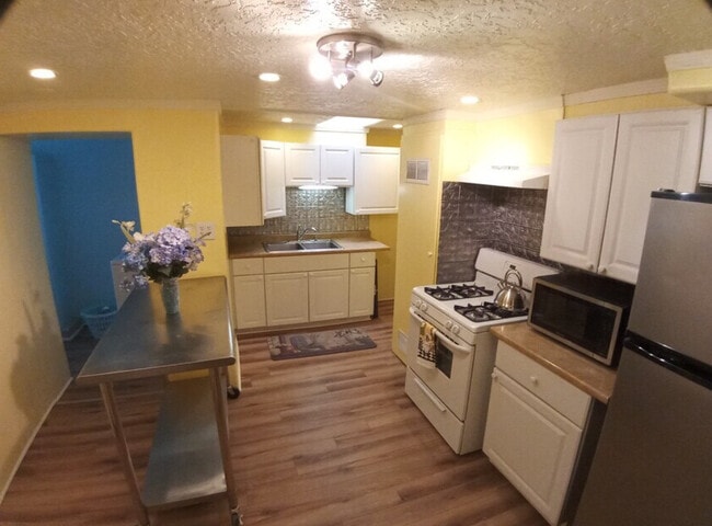 Building Photo - 1508 Edith Blvd NE