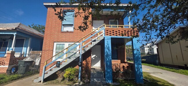 Building Photo - 712 40th St Unit 1