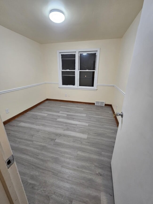 Building Photo - 210 E Midlothian Blvd Rental