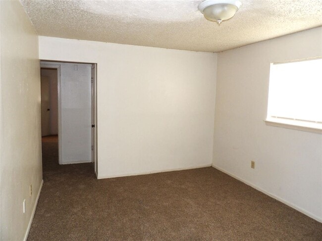 Photo - 6405 NW Oak Ave
