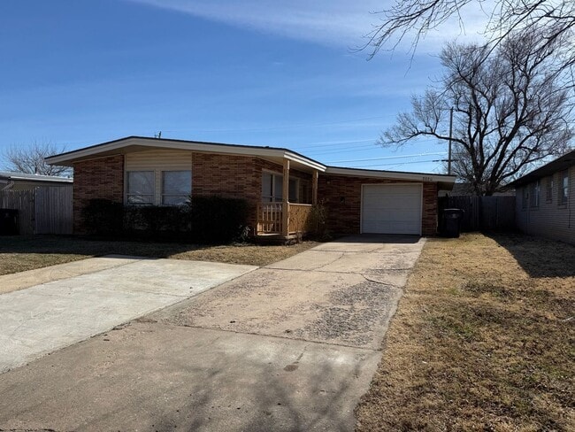 Building Photo - 4 bed , 1.5 bath , inside laundry, fenced yard, ceramic flooring throughout!