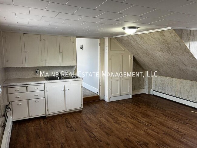 Building Photo - 445 Main St Rental
