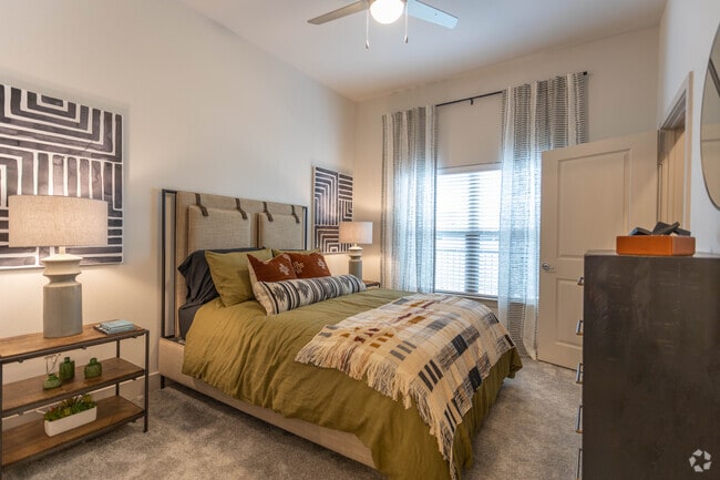 1BR, 1BA - 740 SF