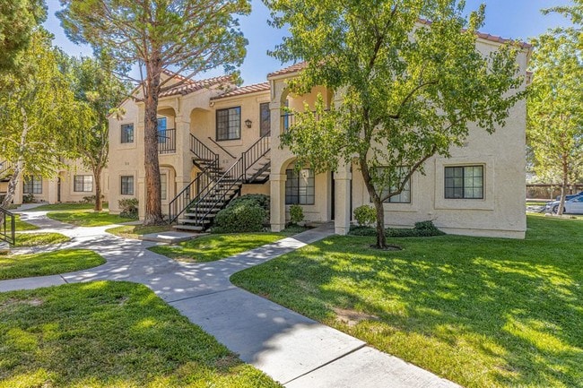 Building Photo - 2554 Olive Dr Unit 92