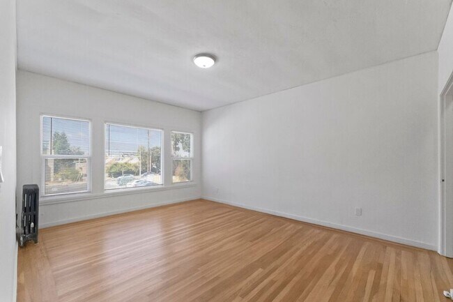 Building Photo - 1856 Spruce St Unit 05