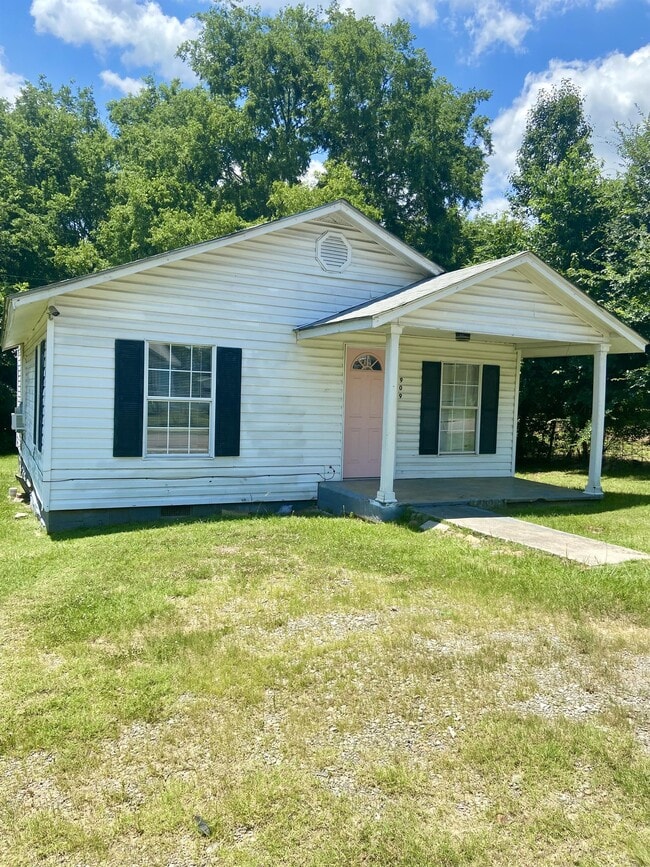 Building Photo - 909 N Saddler St Rental