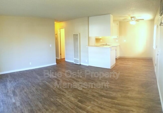 Building Photo - 623 W 6th Ave